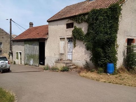 In de gemeente Gergueil, een onroerend goed complex bestaande uit: - twee kleine huisjes die volledig gerenoveerd moeten worden - een schuur De totale oppervlakte van de 3 woningen is 210m² Het eerste huis bestaat uit 3 kamers. Het tweede huis heeft ...