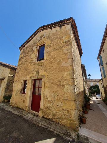 Nichée au cur d'un village pittoresque du Gers, cette petite maison de village n'attend que vous pour retrouver son charme d'antan. Entièrement à rénover, elle offre une toile vierge pour laisser libre cours à votre imagination et à votre créativité...