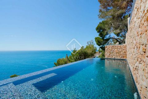 An architecturally striking, avant garde property, with curved lines and natural stone walls that seamlessly blend into its exclusive clifftop location. The concept behind each space in this home is to enjoy the stunning views and natural light. The ...