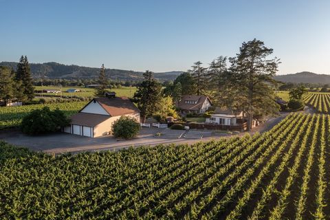 Welkom bij The Home Ranch. Dit legendarische pand, dat voor het eerst in meer dan 40 jaar op de markt is, beslaat 58,38 hectare verdeeld over twee legale percelen, met wijngaarden en eindeloze mogelijkheden. Het hoofdverblijf omvat vier ruime slaapka...