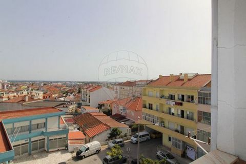 Questo è l'investimento che stavi cercando! Vi presentiamo un appartamento in affitto con 3 camere da letto, situato in uno dei viali principali di Feijó ad Almada. Un'ottima opportunità per gli investitori che desiderano un immobile a reddito garant...