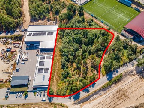 Terreno industrial com 6050 m² situado em Constance, Marco de Canaveses. Este terreno está inserido numa zona de desenvolvimento industrial, ideal para a instalação de empresas e indústrias diversas. Com área plana e de fácil acesso, o terreno possui...