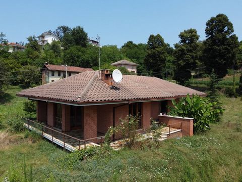 Montafia - Asti, en position dominante, nous vous présentons à la vente une villa indépendante sur les quatre côtés, entourée d'un jardin arboré d'environ 4 000 m2. Construite dans les années 1980 sur une colline, cette villa unifamiliale est réparti...