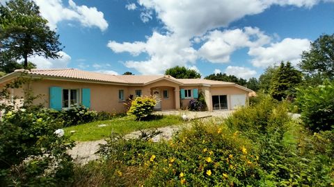 NETO-IMMO vous propose de visiter ce spacieux plain pied récent. Située sur les hauteurs de Chancelade, cette maison profite d'un lumineux séjour de 45m2 orienté Sud-Ouest avec vue sur le terrain arboré et la piscine. Elle dispose également de quatre...