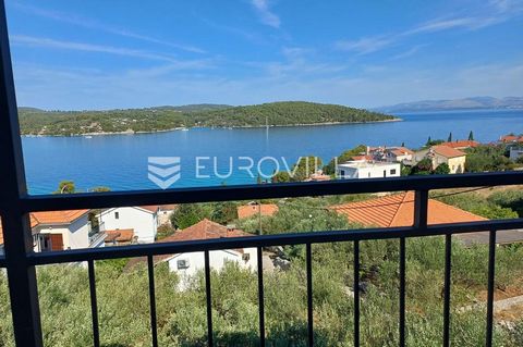 Šolta, Nečujam, detached house in a beautiful position with a beautiful view of the sea.It extends over three floors (ground floor, first and second floor), with a total living area of 345 m2, located on a plot of 1100 m2.On the ground floor of the h...