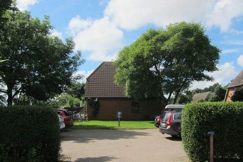 Maison d'angle de vacances ensoleillée avec terrasse et jardin, exposition sud-ouest. Moderne et joliment meublé, avec place de parking près de la maison.