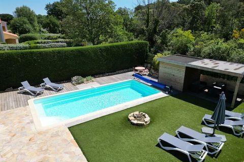 Villa Les Rives du Golf is located below the golf course of Roquebrune-sur -Argens, and can accommodate up to 8 persons.