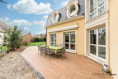 Superbe maison de 245 m2 habitables, construite en 1998, et agrandis en 2011, sur une parcelle de 859 m2 . Elle située dans l'un des quartier les plus prisé de RIEDISHEIM, très calme, à 2 minutes des champs et de toutes les commodités (hôpital, trans...