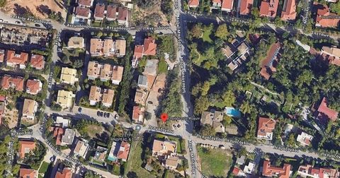 Wir zeigen Ihnen ein Grundstück von 1.799 m² in einer Wohngegend von Kato Kifissia, einem Gebiet, das für Privatpersonen und Entwickler von besonderem Interesse ist. Es hat einen Bebauungsgrad von 0,5 und einen Deckungsgrad von 40%, wodurch die Mögli...