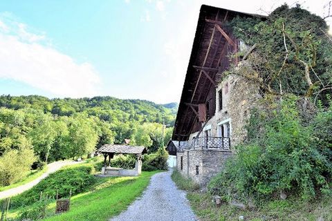 Exklusivität Ugine 73400 Savoie Maïmouna Ly bietet dieses alte Haus von 122 m² mit einem gewissen Charme und einer schönen freien Aussicht auf einem Grundstück von 375 m² zum Verkauf an. Dieses charaktervolle Gebäude wartet darauf, dass Sie es wieder...