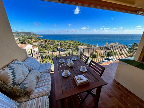 Exclusive duplex apartment with sea views in Calella de Palafrugell (Costa Brava), 15 minutes walk from Golfet beach, community pool, 25-meter closed garage. It has a Tourist License. Recently completely renovated apartment, on the second floor with ...