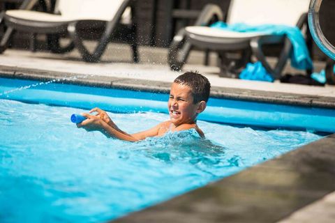 Ce luxueux chalet indépendant avec sauna extérieur et spa est situé dans le magnifique parc de vacances Park Westerkogge. Lové dans la verdure, mais à 8 minutes à peine de l'accueillante ville portuaire historique de Hoorn. Le chalet moderne et confo...