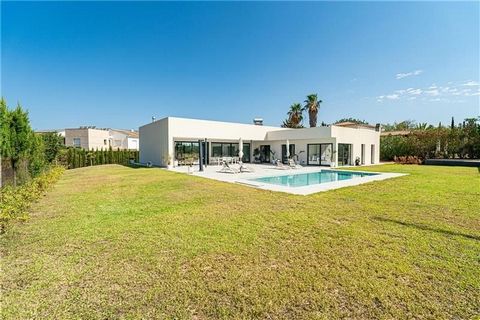 Designer detached villa with swimming pool on a plot of 2,100m2 approx. This property has an area of approx. 395m2 and consists of a spacious living room with fireplace and fitted and equipped integrated kitchen of approx. 90m2, 4 bedrooms, fitted wa...