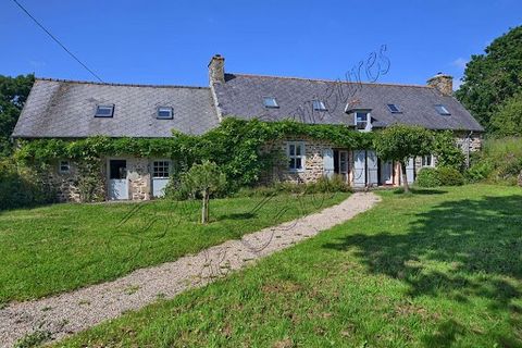 Située dans un hameau de quelques maisons, au calme, cette longère a été rénovée dans le pur respect de son style d'origine. Les pièces sont spacieuses et lumineuses et ses deux logements offrent un potentiel locatif intéressant. Descriptif: L'habita...