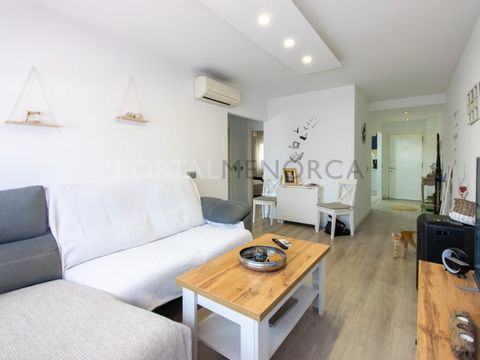 Nous vous présentons cet appartement confortable et moderne au rez-de-chaussée d'un immeuble avec piscine commune. Il se compose d'un hall d'entrée spacieux, d'une cuisine ouverte avec accès à un patio intérieur avec coin buanderie, d'un salon-salle ...