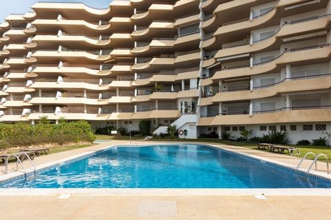 Description Excellent sun exposure and sea views. From the union of a T1 and a T3 was born this majestic apartment completely renovated, which consists of 4 bedrooms (2 of them with private bathroom), equipped kitchen, living room with access to a la...