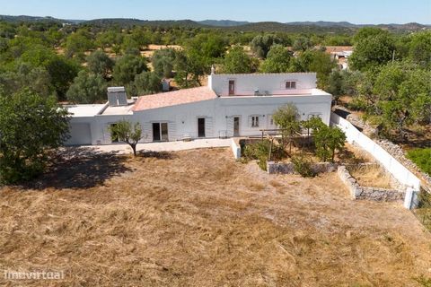 Dieses charmante Landhaus, strategisch günstig in der Nähe von Moncarapacho an der Ostalgarve gelegen, verbindet rustikalen Charme mit modernem Komfort. Ursprünglich vor 1951 erbaut und im Jahr 2021 komplett renoviert, bietet das Anwesen ruhiges Wohn...