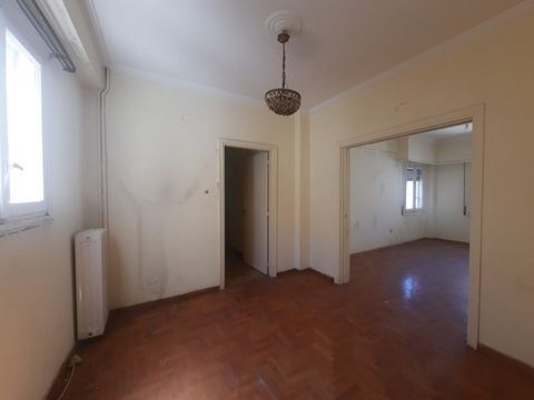 Athènes, Place Amerikis, Appartement à vendre, 79 m², Etage : 5ème, 2 Chambres 1 Cuisine(s), 1 Salle(s) de bains, Année de construction : 1960, Certificat énergétique : En cours de publication, Type de cadres de porte : Bois, Caractéristiques : Métro...