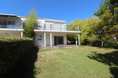 South of Royan, in the heart of Meschers-sur-Gironde, is an exceptional apartment with two bedrooms and a garden, located in a quality residence. Its rarity lies in its proximity on foot to shops, the beach and the port. This apartment offers a set o...