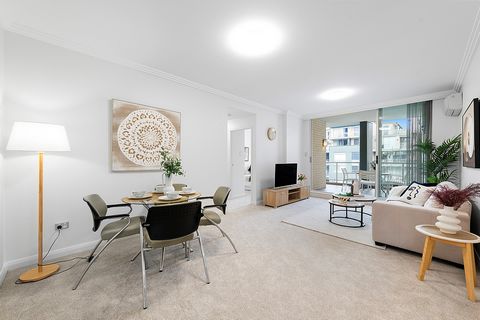 Strata Levy: $1,300 p/q Approx. Rental Return: $1,400 p/w Approx. A rare opportunity for the astute investor or large family to acquire this recently refreshed and spacious 3-bedroom + study dual-key access apartment with a huge entertainer's balcony...