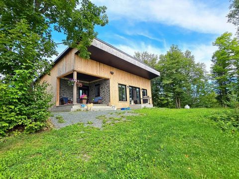 Cette maison de bois, au coeur de la nature, offre un cadre paisible. Sur un grand terrain verdoyant, elle comprend un garage indépendant et un chalet, parfaits pour le rangement ou les loisirs. L'intérieur lumineux propose une cuisine ouverte sur la...