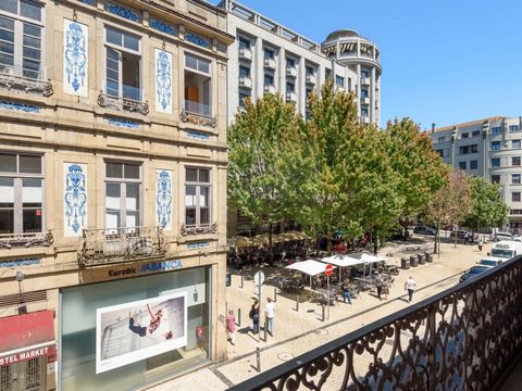 T0 with a mezanine and a terrace of 53.43 sqm in Bolhão, consisting of living room, kitchen, bathroom and 1 bedroom. Apartment located in Fernandes Thomaz 797, a historic building on Rua Fernandes Tomás, next to the iconic Mercado do Bolhão, with a r...