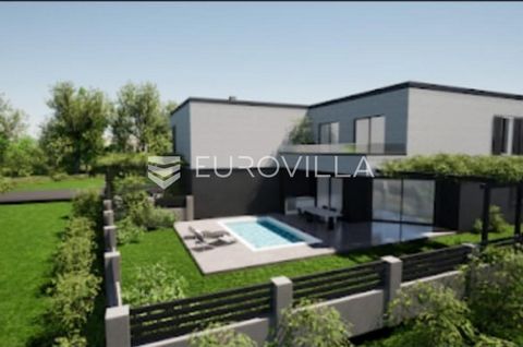 Istria, Ližnjan - this modern semi-detached house with a swimming pool is offered only 3 km from the sea. The property extends through the ground floor and the first floor, and has a total area of 115 m2. On the ground floor of this modern semi-detac...