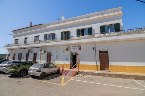 Questo piacevole appartamento con 2+1 camere da letto ha caratteristiche che lo rendono molto speciale. Si trova nel centro del villaggio di São Marcos da Serra, una piccola e affascinante parrocchia nel comune di Silves, molto pittoresca e nota per ...