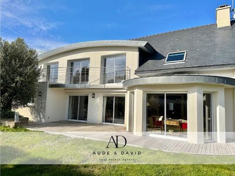 29950 – BÉNODET– 220 m² HABITABLES - 8 PIÈCES – 5 CHAMBRES – VILLA D’ARCHITECTE - TERRAIN DE 805 m² – BÉNODET PLAGE à 800 mètres. EffiCity, l'agence qui estime votre bien en ligne, vous propose cette villa d’exception de 220 m² habitables et 246 m² a...