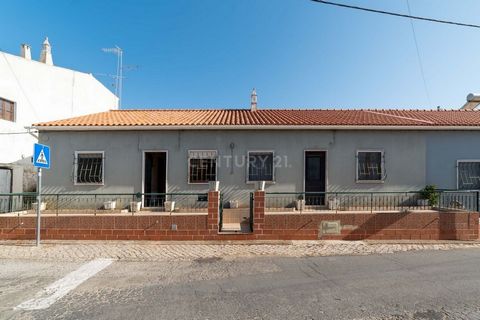 Dit is een uitstekende investeringsmogelijkheid in Conceição de Tavira: een gelijkvloers huis, bestaande uit twee onafhankelijke appartementen, ideaal voor een renovatie naar uw smaak. Het eerste appartement is een T2, met een oppervlakte van 78 m², ...