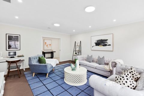 Bienvenue au 5 Manna Way, une résidence de plain-pied magnifiquement entretenue nichée dans le très recherché Featherbrook Estate. Cette maison offre un mélange de style contemporain et de commodité nécessitant peu d’entretien, ce qui en fait un choi...