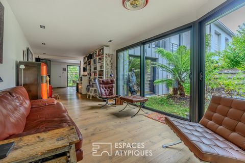 It is a stone's throw from the Boulevard des Américains and the Sainte Thérèse church that this pretty architect's house of 124m2 is revealed. In its intimate green setting, it benefits from a complete renovation in 2018 with exceptional quality mate...