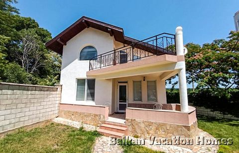 Cette maison unique sur deux étages est située dans un complexe fermé dans le village de villégiature de Kranevo, à 2 km au sud d’Albena. Le complexe est situé à 600 m de la plage et du palais Therma. La maison a une surface habitable de 100 m2 La ma...