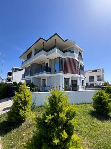 ### Villa for Sale in Didim Altinkum Efeler Mahallesi This stunning semi-detached villa in Didim Altinkum Efeler Mahallesi stands out with its modern architecture and spacious living areas. #### Villa Features - **Number of Rooms**: 3 rooms - **Bathr...