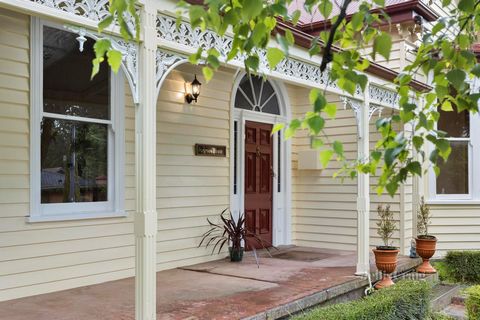 Kyneton has one of the state’s strongest collections of historic heritage buildings and a renowned Botanical Gardens. Simpson House is one of the few centrally located residences still retaining its generous allotment of two parcels of land. This rar...