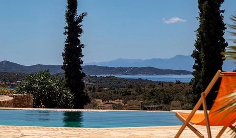 GADAIT international vous propose une villa de luxe à Ververonda avec cette villa spacieuse, piscine, jardin méditerranéen, et vues spectaculaires. Vivez le rêve méditerranéen avec cette villa exceptionnelle située à Ververonda, un quartier paisible ...