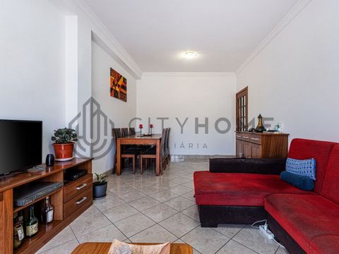 Apartment with 3 bedrooms, centrally located, close to commerce in Guia. The apartment is located on the 1st floor, without elevator and has 2 parking spaces in the basement. And it is composed of: - Entrance hall - Furnished and equipped kitchen wit...