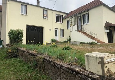 Kommen Sie und entdecken Sie im charmanten Dorf Maas ein Dorfhaus mit einer Küche im Wohnzimmer, zwei Schlafzimmern und einem Badezimmer zum Renovieren. Ideal für eine Person (Mechaniker, Gebrauchthändler oder Sammler), die einen schönen Lagerraum su...