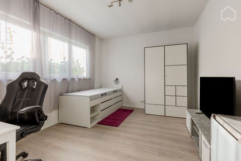 Eigenes Bad, eigene Teeküche und zusätzlich eine vollwertige Gemeinschaftsküche Ausstattung der sieben Micro Appartements: Die neue Einrichtung besteht aus: Stauraumbett, Kleiderschrank und Vitrine, Schreibtisch und Chefsessel. Ihr Micro Apartment ve...