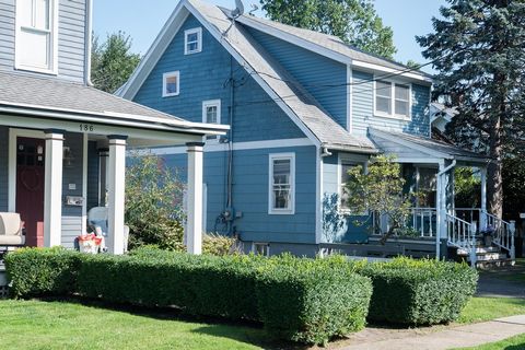 Willkommen in diesem charmanten Haus im Cape Cod-Stil im malerischen Greenport Village, einer perfekten Mischung aus klassischem Charme und modernem Potenzial. Mit genau der richtigen Menge an Kratzern und Dellen bietet diese einladende Residenz eine...