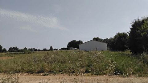 Je vous propose à la vente un terrain constructible de 900 m2, viabilisé et borné. Idéalement situé à la campagne sur la commune de Latillé, ce terrain offre un cadre paisible et verdoyant pour la construction de la maison de vos rêves et est égaleme...