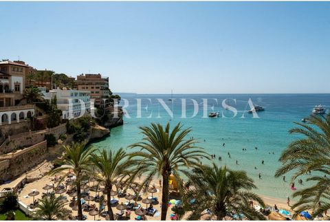 Wir präsentieren Ihnen eine beeindruckende kürzlich renovierte Villa in der prestigeträchtigen Gegend von Cala Major, nur 100 Meter vom Strand entfernt und in einer beneidenswerten Lage in der Nähe der Stadt Palma. Diese Immobilie bietet einen Panora...