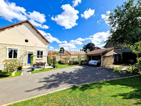 Située à 12 minutes d'Auneau, cette maison de 116m² offre 4 chambres spacieuses (dont une au rez-de-chaussée), une cuisine aménagée et équipée, 2 salles de bain et 2 toilettes. Avec ses 5 pièces bien agencées, cette maison offre un espace de vie fonc...