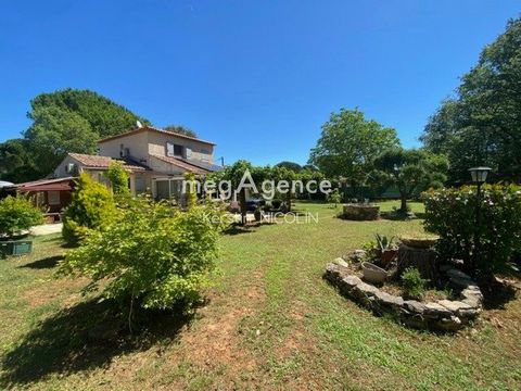 Située à Le Val (83143), cette charmante maison de 145 m² repose sur un terrain spacieux de 2427 m² + 8000m² de terrain boisé attenant. La propriété offre un cadre paisible en pleine campagne, tout en restant proche des commodités. Bénéficiant d'une ...