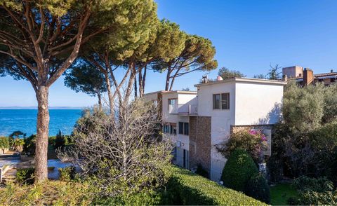 Porto Santo Stefano, Bucht von Pozzarello Am Meer vor der berühmten Bucht von Pozzarello gelegen, bieten wir diese charmante Villa aus den 70er Jahren mit zeitlosem Charme zum Verkauf an. Der unmittelbare Zugang zum Strand ist ein außergewöhnlicher L...