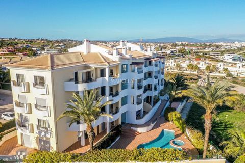 Helder appartement ,recent gemeubileerd en gelegen in een bevoorrecht en rustig woongebied en dichtbij het prachtige strand van Porto de Mós. Een paar minuten rijden vanaf het historisch stadscentrum van Lagos, met zijn restauranten , cafes en winkel...