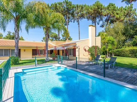 Villa de 3 chambres avec piscine, située sur un terrain de 1 040m2 à Herdade da Aroeira, Avec 1 étage, un garage, un jardin et une piscine, la villa dispose des divisions suivantes : Salon de 30m2 avec coin repas de 17,5m2 Cuisine entièrement équipée...