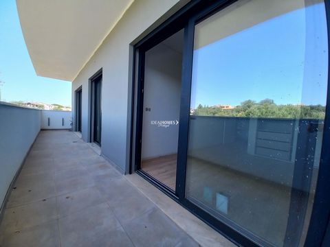 NIEUW T4 appartement met 141 m2 in een woongebouw van de hoogste kwaliteit in TAVIRA. Bestaande uit 4 slaapkamers, 3 badkamers, ruime balkons, ondergrondse parkeerplaats, berging, volledig uitgeruste keuken, moderne en hoogwaardige materialen. - Vloe...