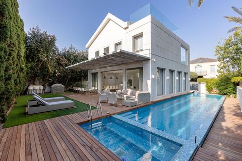 Ausverkauf! Luxuriöse Villa in Herzliya Pituach, nur 10 Gehminuten vom Strand entfernt, in prestigeträchtigster Lage. Mit privatem Pool, Aufzug, Fußbodenheizung und allen Zimmern, die als luxuriöse Suiten gestaltet sind. Enthält eine separate einkomm...