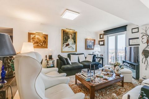 Discover this magnificent apartment on the slope of São Jorge Castle with a privileged view over the city and the Tagus River. Located on the iconic Rua da Costa do Castelo, with controlled traffic and exclusive use for residents, this T2 has an area...